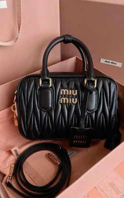 Miu Miu Çanta Nakışlı Deri