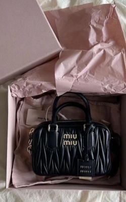 Miu Miu Çanta Nakışlı Deri