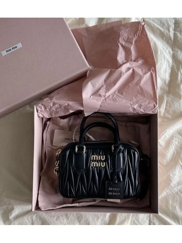 Miu Miu Çanta Nakışlı Deri