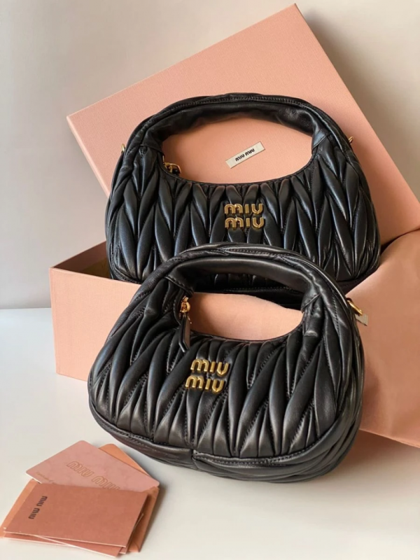 Miu Miu Yuvarlak Deri Çanta