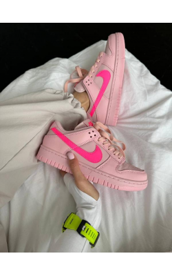 Nike Dunk Low Triple Pink